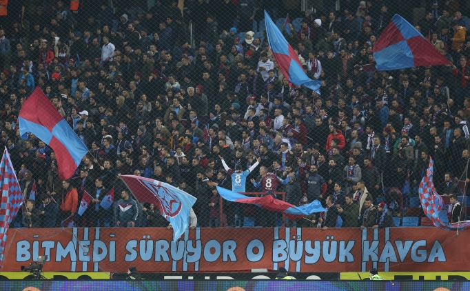 Trabzonspor – Fenerbahçe maçında çakmak kavgası