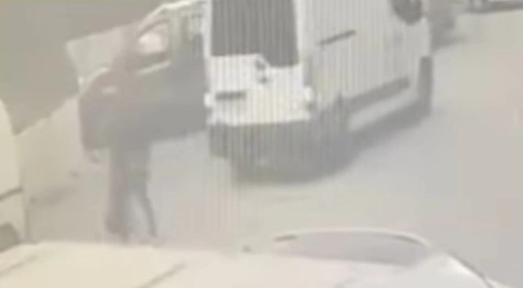 Minibüs Geri Geri Gelirken Genci Ezdi