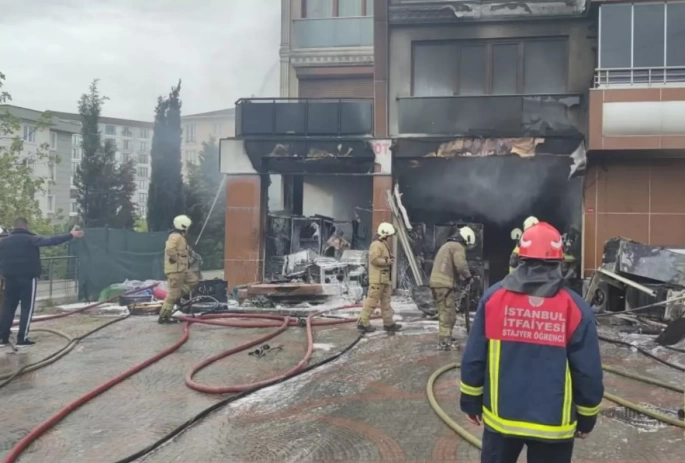 Pendik Kurtköy’de Yangın: İş Yeri Kullanılamaz Hale Geldi