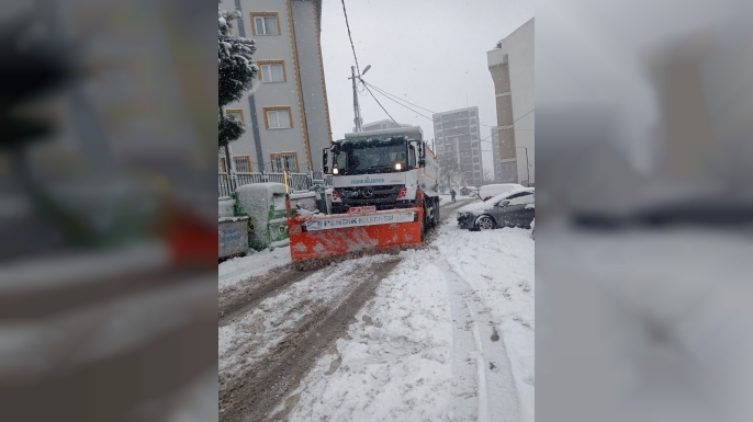 Pendik’te Karla Mücadele Çalışmaları Sürüyor