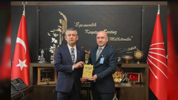 Tarık Balyalı, Yeni Kitabı “Hesap”ı Özgür Özel’e Takdim Etti