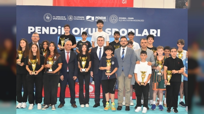 Pendik'te Okul Sporları Şampiyonları Ödüllerini Aldı