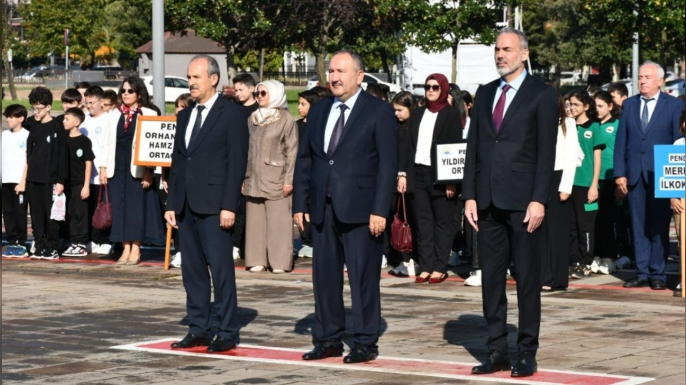 Pendik'te İlköğretim Haftası Atatürk Anıtı’na Çelenk Sunulmasıyla Başladı