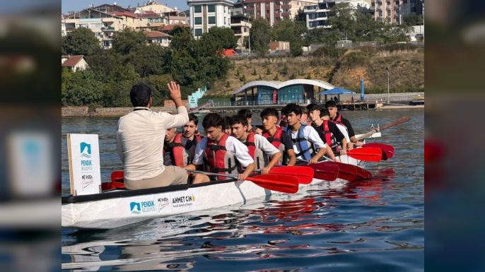 Pendik’te Cumhuriyet Kupası İçin Kürek Çekiyorlar