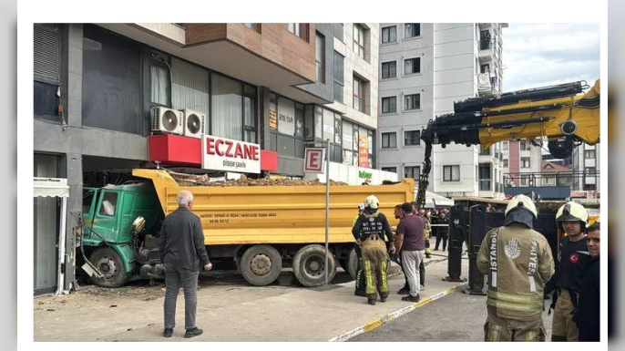 Pendik’te Hafriyat Kamyonu Eczaneye Daldı: 6 Yaralı