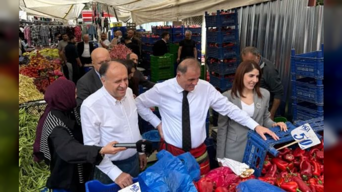 Pendik’te İBB Çıkarması: Nuri Aslan ve Yeni Parti Heyeti Sahada Vatandaşlarla Buluştu