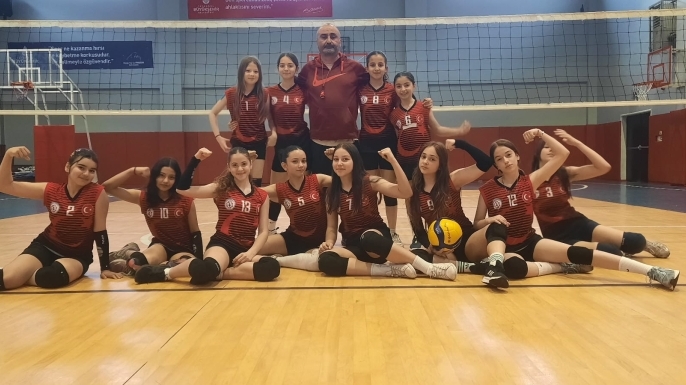 Kılıçaslan Ortaokulu Küçük Kız Voleybol Takımı Namağlup Grup Lideri Oldu