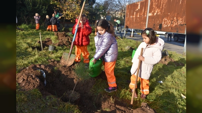 Pendik’te Yılın Son Ağaç Dikimini Anaokulu Öğrencileri Yaptı