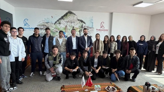 Pendik Trabzonlular Derneği’nden Üniversiteyi Kazanan Gençlere Kahvaltı