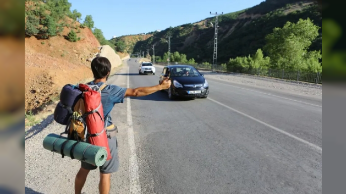 Yağmur Altında Bir Yardım: İnsanlığın Sıcacık Hikayesi