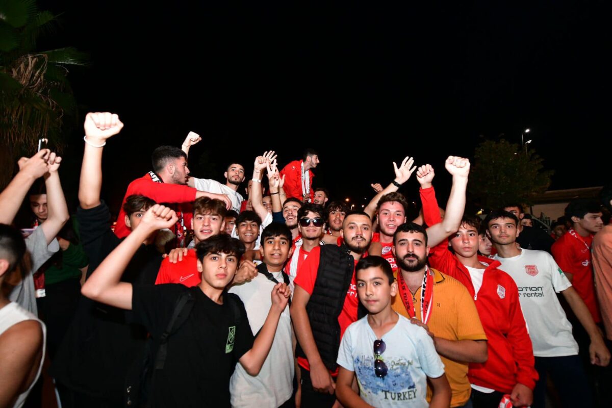 Pendikspor taraftarları birlikte fotoğraf çektiriyor.