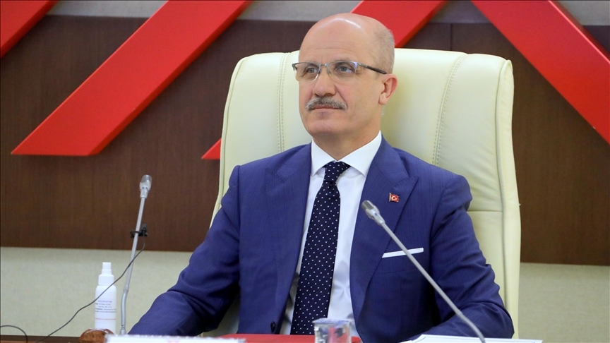 YÖK Başkanı Prof. Dr. Erol Özvar, açıklama yapmak için mikrofona konuşuyor.