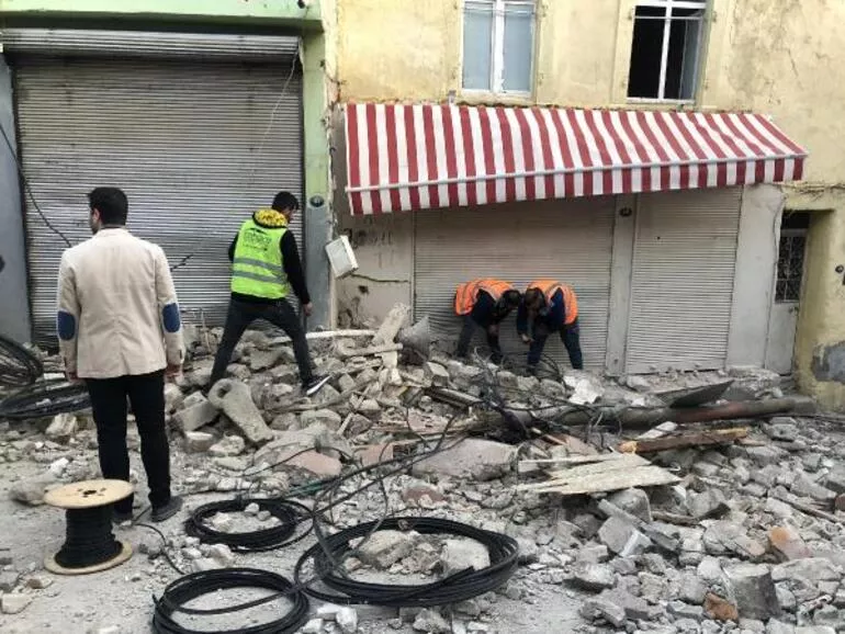 Son dakika haberine göre; saat 03.29’da İzmir’in Buca ilçesi merkezli 4,9 büyüklüğünde bir deprem meydana geldi. Yaklaşık 7 saniye süren deprem büyük bir paniğe neden oldu.