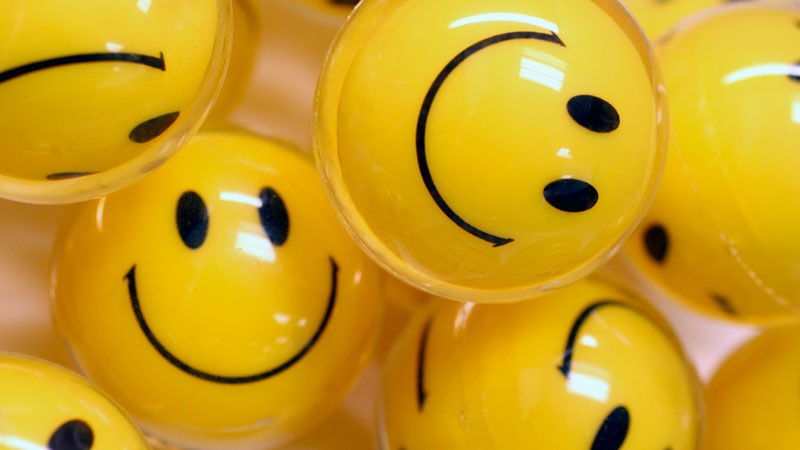 sarı renkte gülümseyen emojiler
mizah