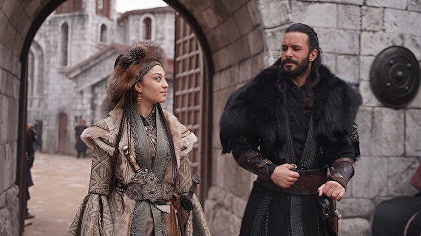 TRT 1 ekranlarının sevilen dizisi Alparslan: Büyük Selçuklu’nun 37. bölümü dün akşam izleyicilerle buluştu. 2022 Dünya Kupası sebebiyle bir süre ara verilen dizi kaldığı yerden tüm heyecanıyla devam ediyor.