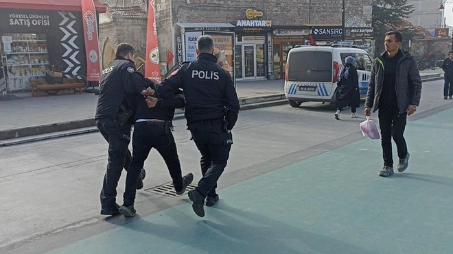 Pazarcı çıkarıldığı nöbetçi mahkemece tutuklandı. Pazarcı hakkında hakkında ‘silahlı tehdit’ suçlamasıyla işlem yapıldığı öğrenildi.