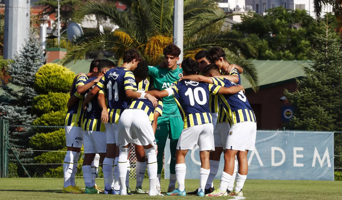 Sarı Lacivertli formalı Fenerbahçe oyuncuları maç arasında bir arada bulunarak, konuşma yapıyor.