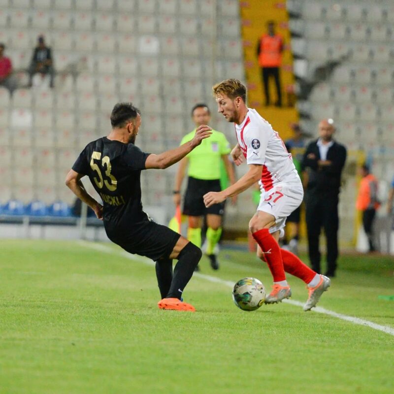 Pendikspor oyuncusu ile Erzurumspor oyuncusu mücadele ediyor