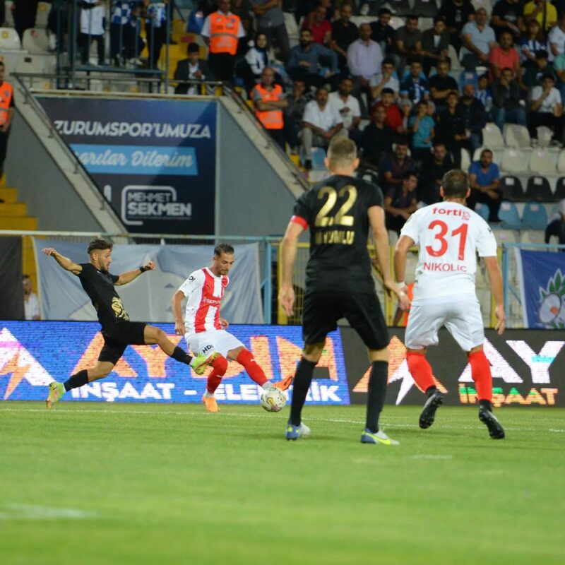 Maçta oyuncular mücadele veriyor