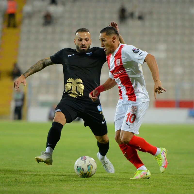 Maçta oyuncular mücadele veriyor