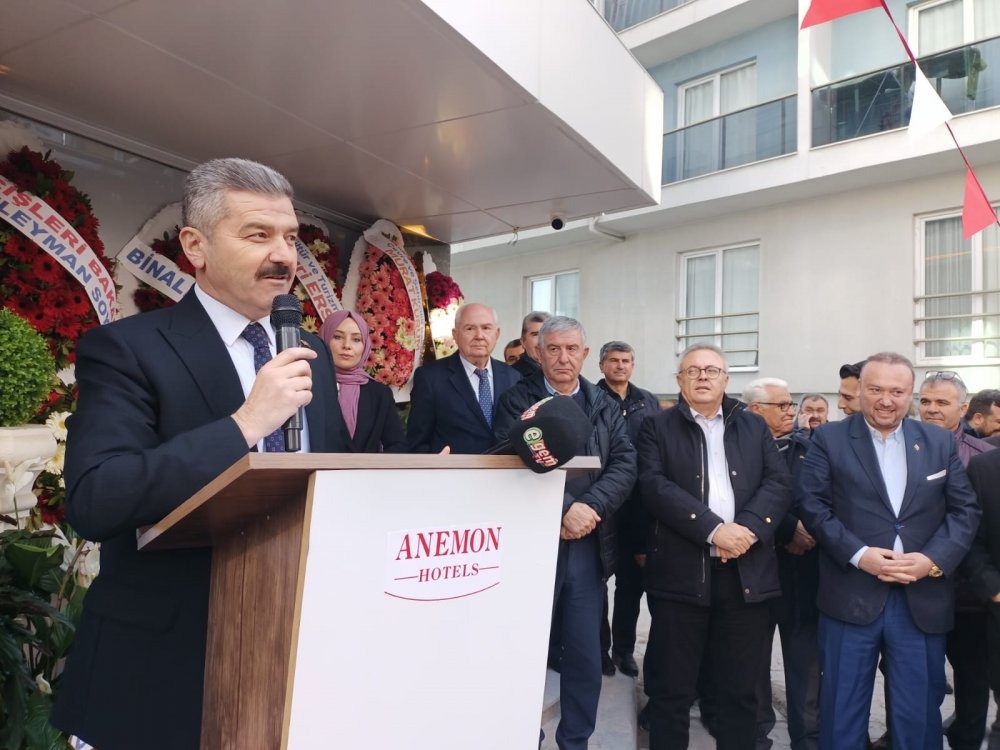 Uşak Valisi Dr. Turan Ergün; “Uşak’ta eksikliğini en çok hissettiğimiz konuların başında konaklama eksikliği geliyor. Uşak Ticaret ve Sanayi Odası 1891yılında kurulmuş. Uşak’ın çok eski bir sanayi geçmişi olmasına rağmen hizmet sektörü yok. Sanayi ve yatırım birbirine girmiş durumdadır.
